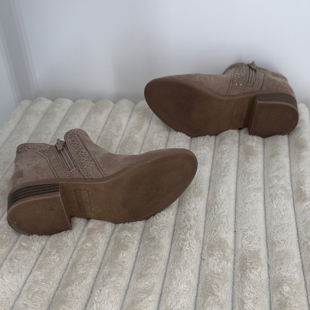 SO Taupe Suede Bow Ankle Boots - girls size 13 - Picture 8 of 11